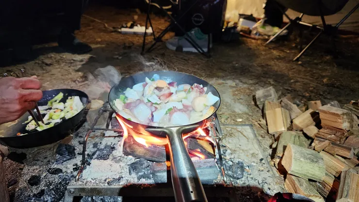 還有海鮮食材~那就一半作快炒，一半作海鮮粥吧！