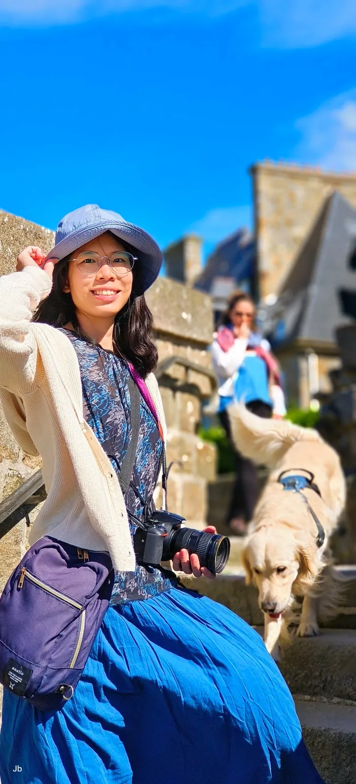 【在馬道小登一段階梯到最高點的荷蘭堡壘，女兒與1隻黃金獵犬交錯而過。】