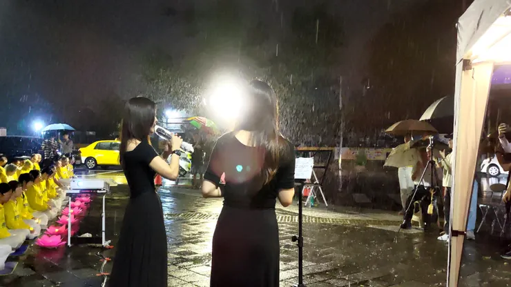 演唱 扶搖直上 歌詞:大雨滂沱的黑夜  守一盞孤燈