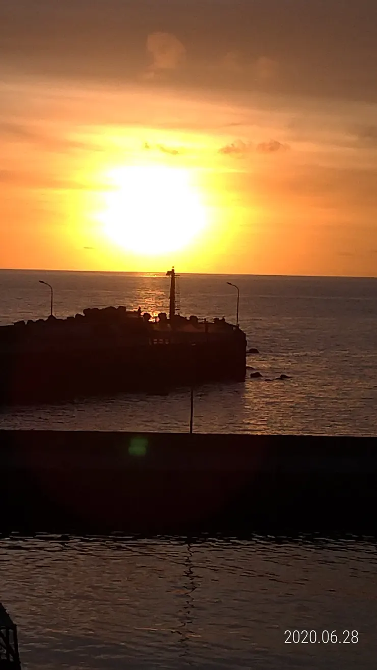 屏東枋寮魚港，自拍攝，夕照海上的地平線