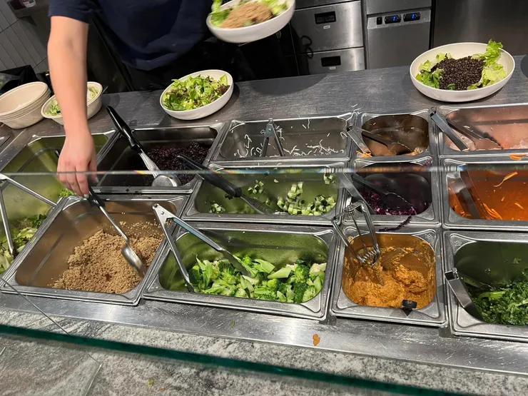 自行選配料，青花菜也生食呢！