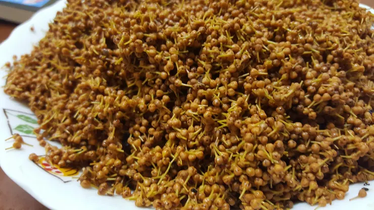 蒸過的樹蘭花渣,由鵝黃轉為暗橘,感覺更像魚卵了。