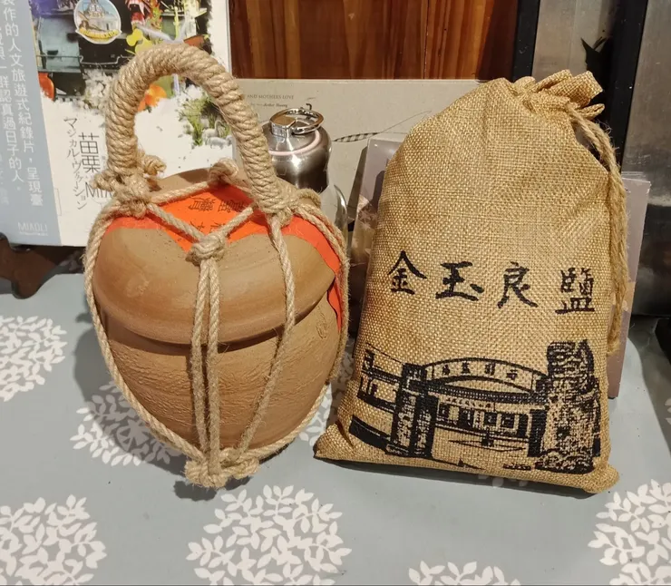 鹽需經天然日曬始成好鹽，一如金玉良言需經時間的淬鍊。照片作者拍攝