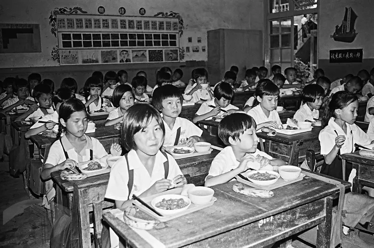 圖13 學童們大快朵頤享用營養午餐 案名:教育、學校含建築物 檔號:0052/0047/1 來源機關:行政院新聞局 管有機關:國家發展委員會檔案管理局