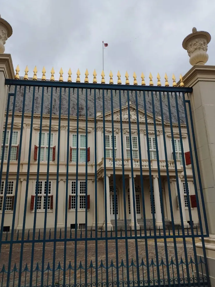 海牙的皇宮是辦公用途,旗子升起來表示國王在喔~