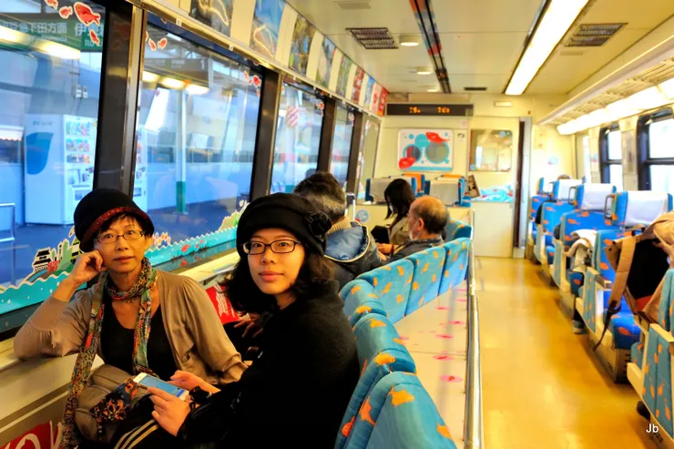 在熱海搭上觀海火車，每個座位都臨窗。