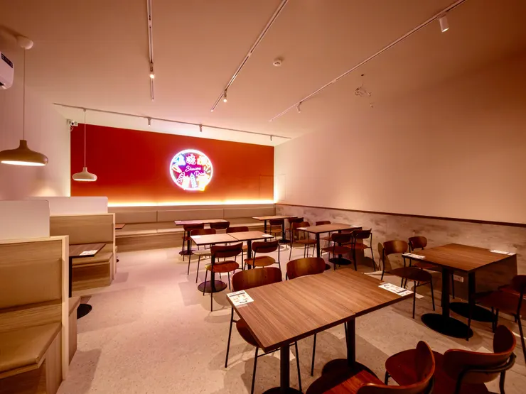 圖說：焦糖楓台南第一間門市位於台南中西區，裝潢勾勒出台南古城魅力，吸引眾多糖粉朝聖享用串燒美食。（資料來源：焦糖楓）