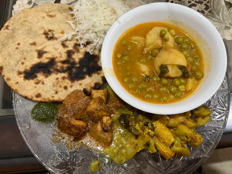 印度米的黏性很差，如果放在台灣餐桌，就不是很適合的組合，但印度菜餚多半湯湯水水，跟這樣粒粒分明的印度米飯就很搭。