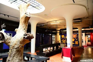 月台柱子為舊車站僅存的修澤蘭風格