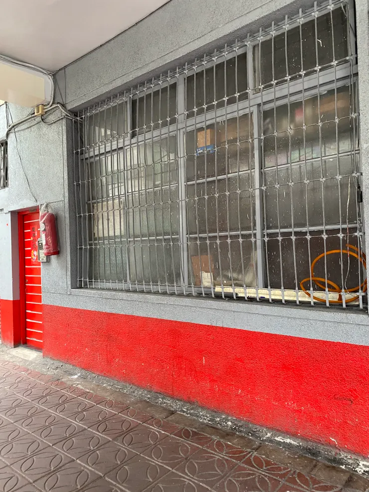 阜杭豆漿附近很有民國70年代感的紅色古門