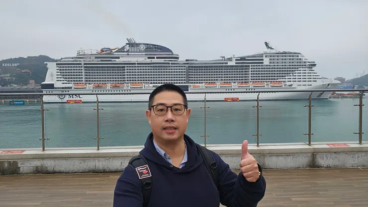 我身後是停在基隆港西岸旅客碼頭的MSC地中海郵輪榮耀號!
