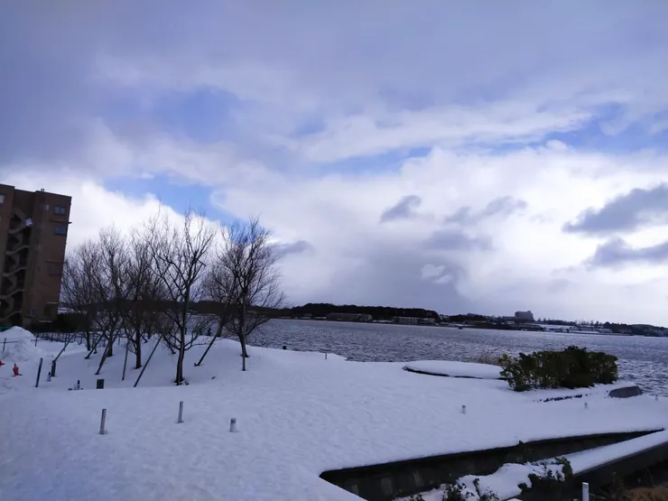 總湯就在柴山潟旁