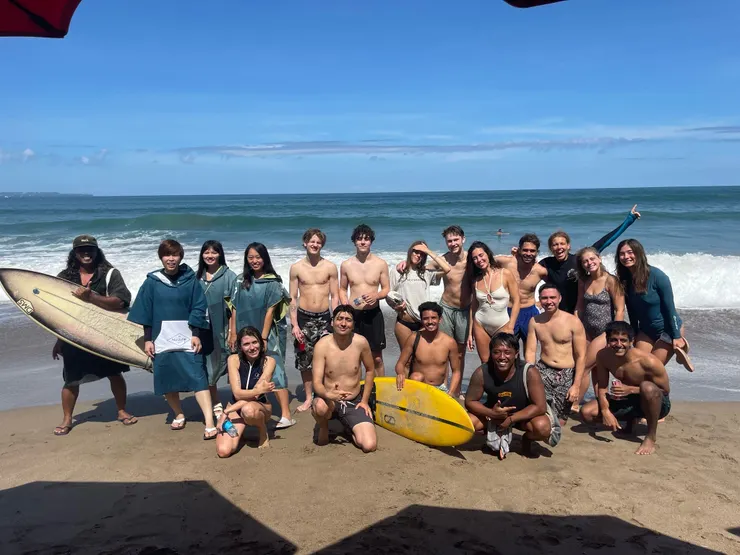 衝浪營第一天的大合照，很黑的是教練XD