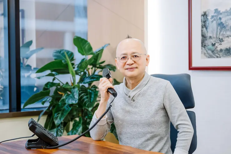 康成志業總經理羅昱生創造一個讓素人也能培訓成為電銷達人的舞台，推出「電銷菁英訓練計畫」，協助新人快速成長為專業顧問。