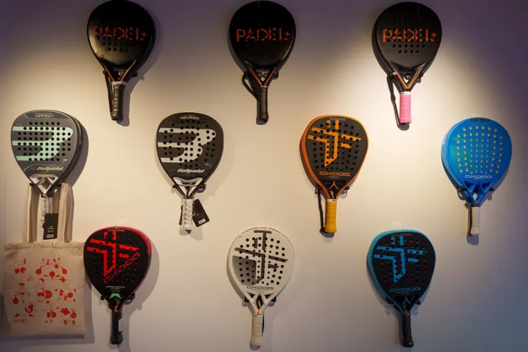 Padel球拍由較軟身的材料製成，並且有孔洞，類似於壁球球拍。