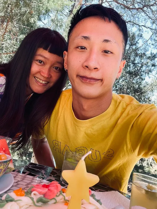 吳俞萱是妮妃雅在全人中學時的老師,後來成為他的朋友、經紀人。(圖/吳俞萱)