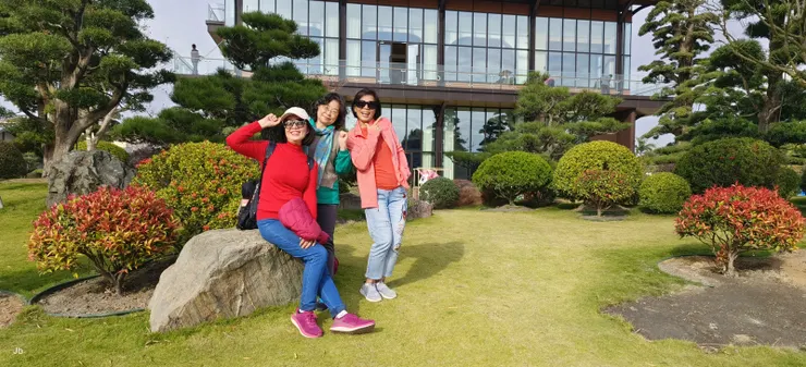 以婚宴會館為背景的三美圖