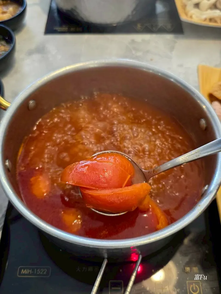 最愛的番茄鍋。內含滿滿的切塊番茄，風味濃郁，煮完食材，不用沾醬都很美味。