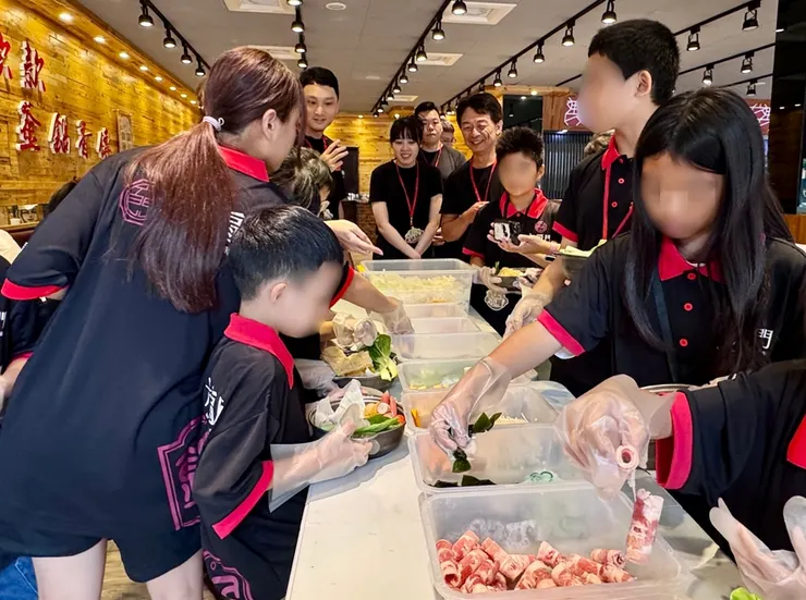 家扶兒少參與六扇門「小小店長體驗營」，實際學習備料與接待，從中建立自信。圖/六扇門提供