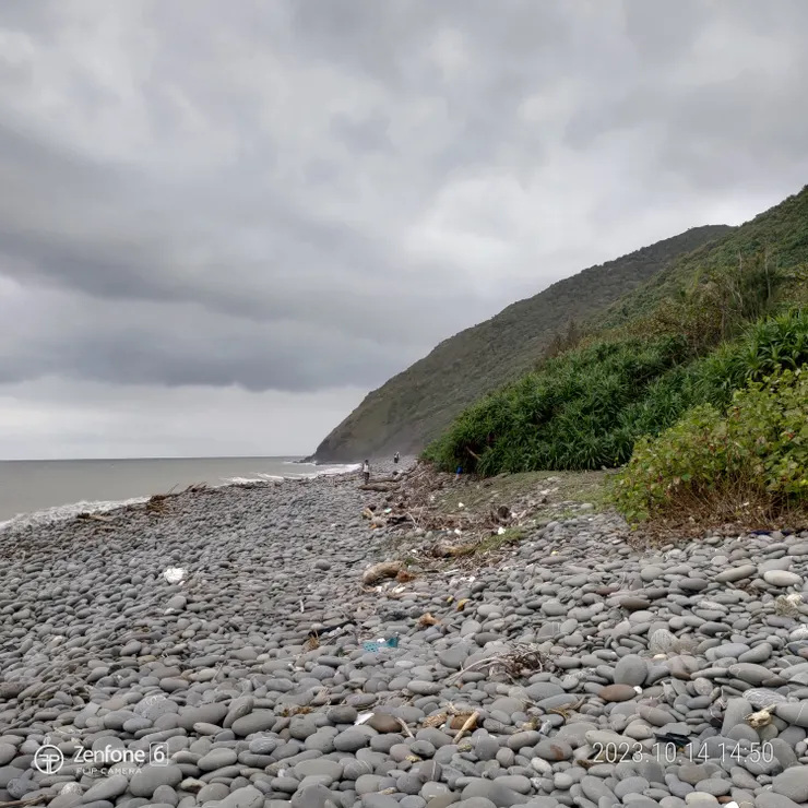 除了石頭,還有沿途到處可見的海洋垃圾