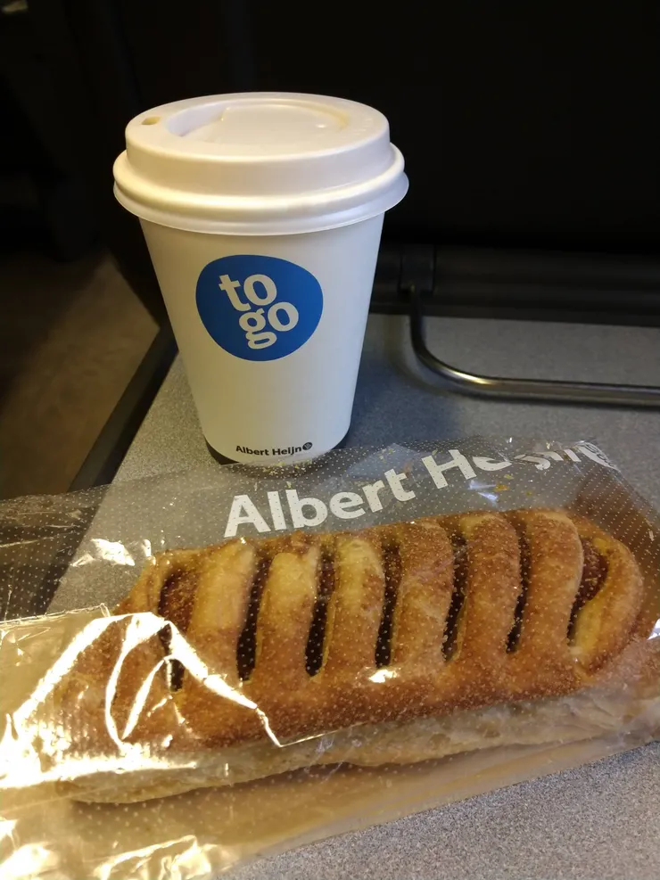 在歐洲，吃東西很貴！超市是旅人省錢的好幫手(圖為荷蘭大型連鎖超市Albert Heijn的自家品牌商品)