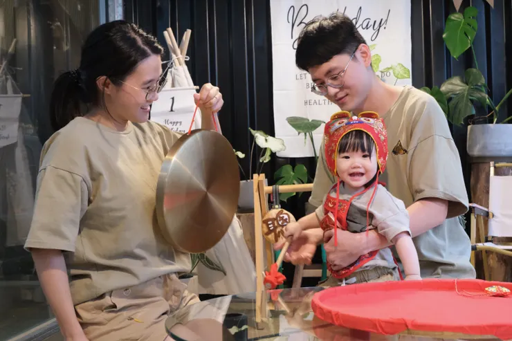 自己敲鑼揭開抓周的序幕啦~