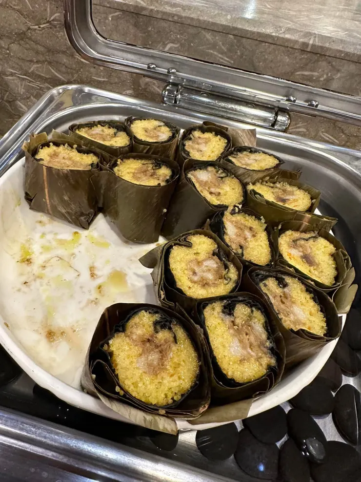 原住民的小米粽，ㄚㄇㄞˋ；很好吃，如果做得夠地道，連那層葉子都能吃