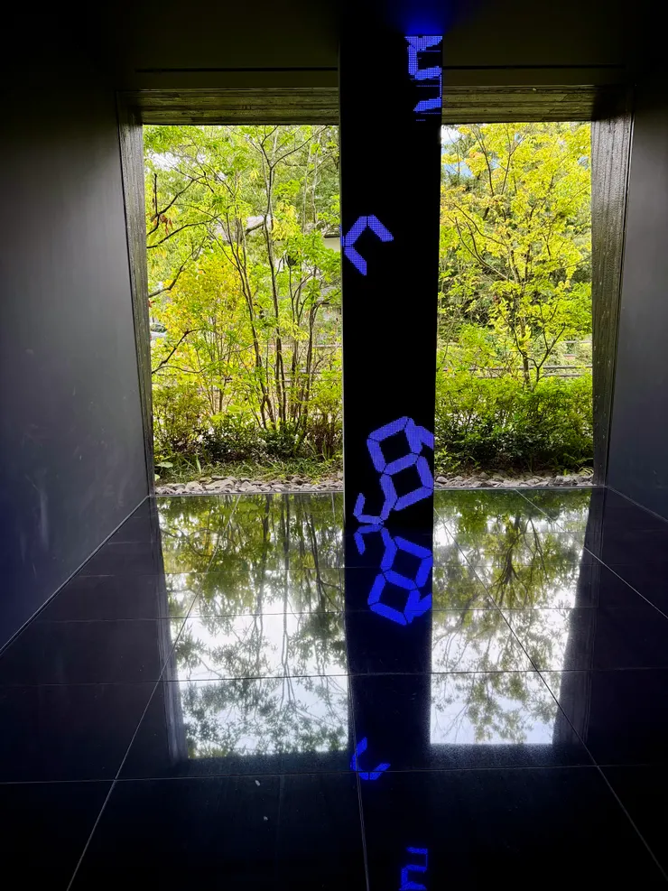 宮島達男《時間瀑布》