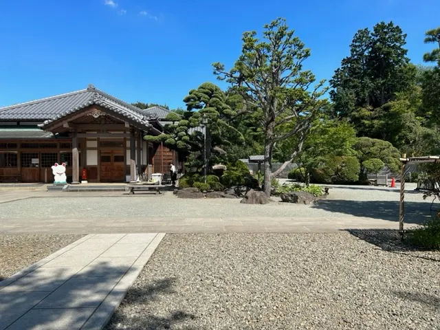 遠處有個大大招福貓的地方，也是販售伴手禮的地方