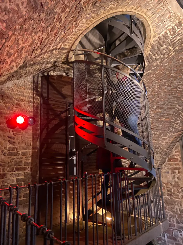 登頂的旋轉樓梯是有管制進出的