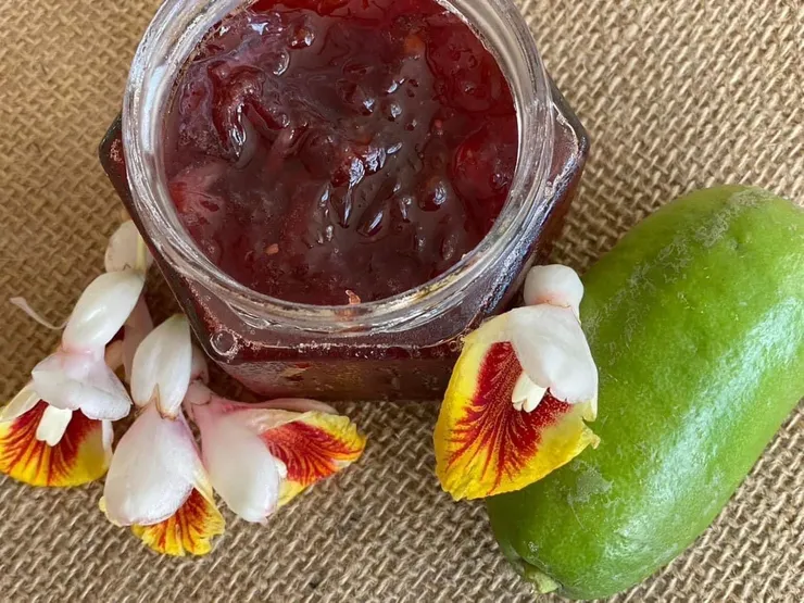 將當地小農的有機香水檸檬與親手採的月桃蜜成滋味絕妙的果醬