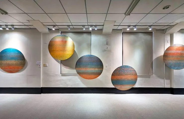 西元2025年06月，虹心球、空間與時間的對話。