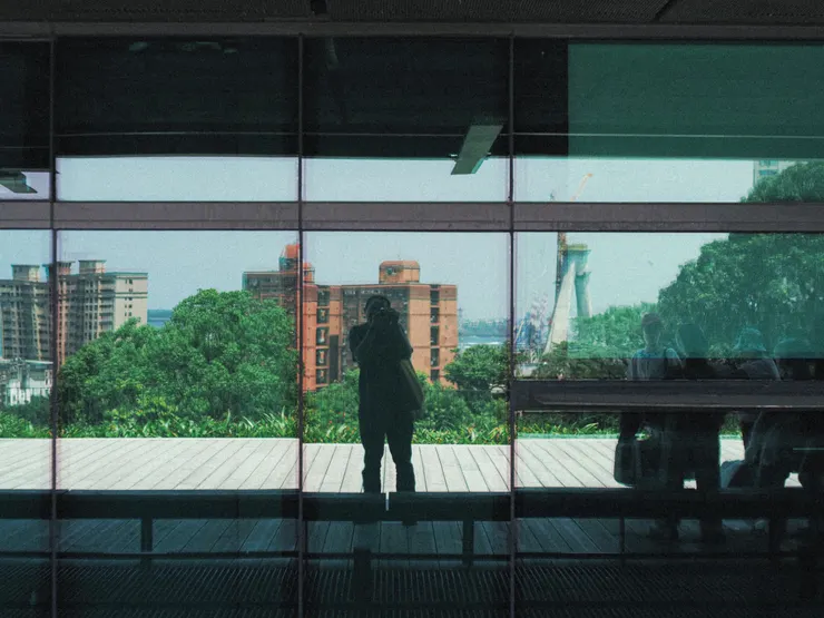 在雲門劇場大片玻璃前，來張自拍