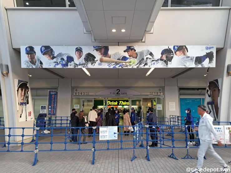 球場設有多個出入口,球票上會有指示要從哪裡進場