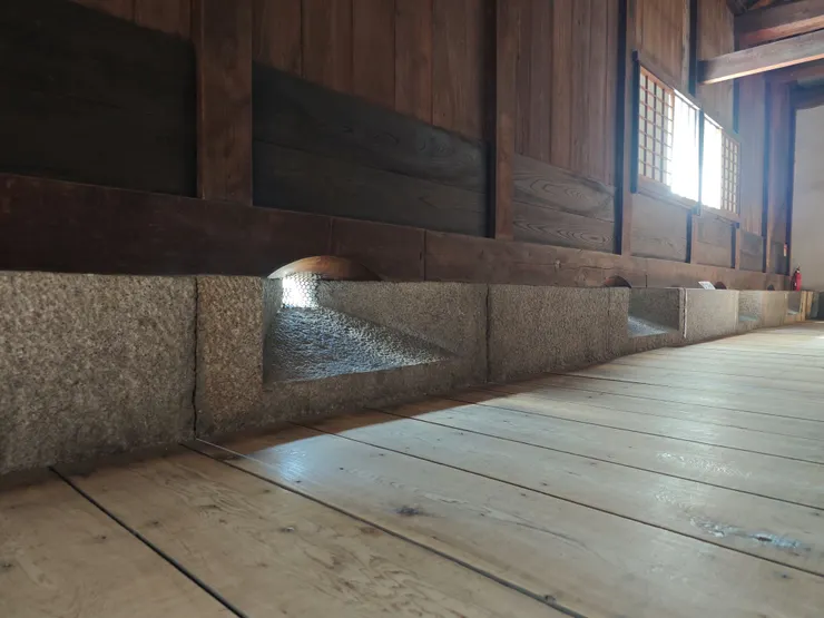 走廊牆壁下方的射口