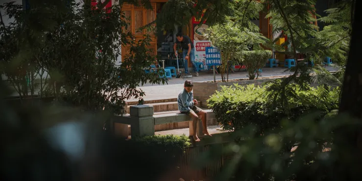 小孩在小溪遊玩