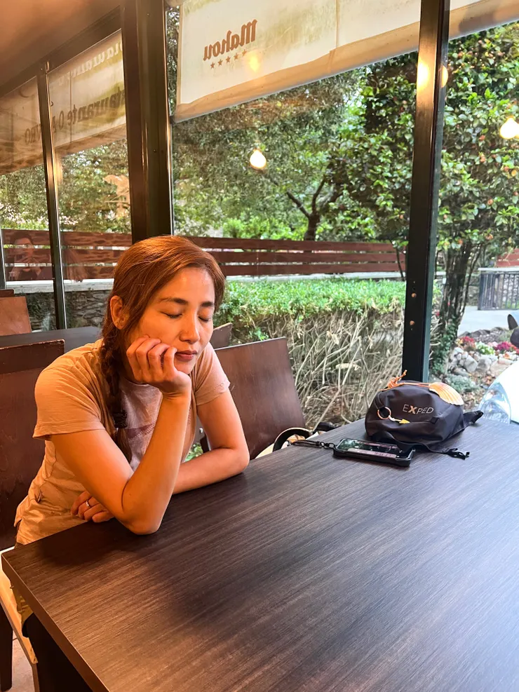 閉目養神等早餐上桌～～