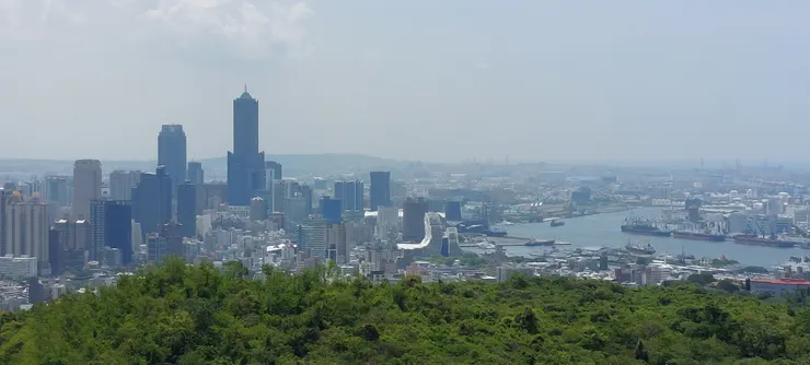 六萬站遠望高雄港