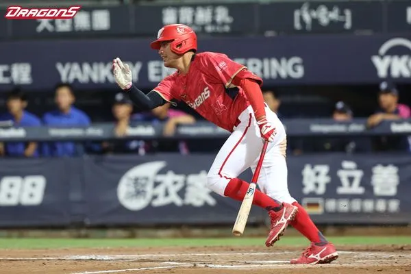 陳思仲再見安打(圖片來源:味全龍fb)