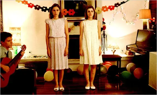 左起Hristos Passalis（哥哥？）、Aggeliki Papoulia（姊姊）與Mary Tsoni（妹妹） 