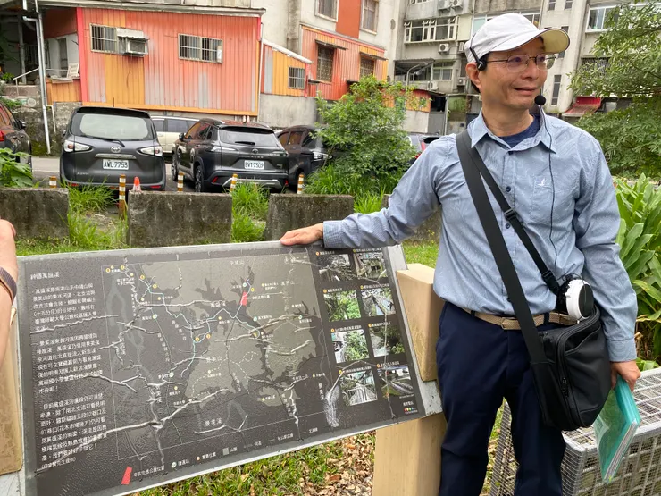 現場設立解說牌，說明此處原有明渠的歷史，以及萬盛溪支流過往的地貌與重要。