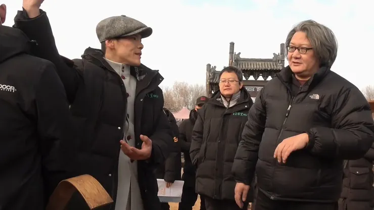 【電影《門前寶地》紀實】劇照:向佐(左二)與徐皓峰(右一)