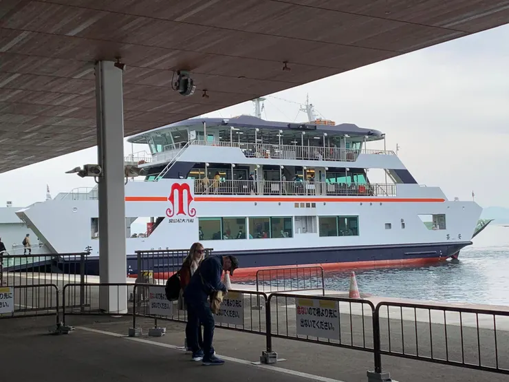 等待著搭船的外國旅客