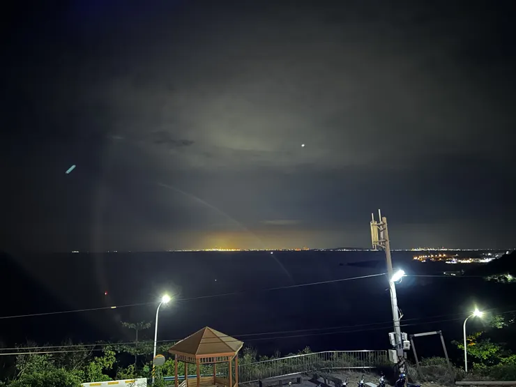 民宿前的海景夜色