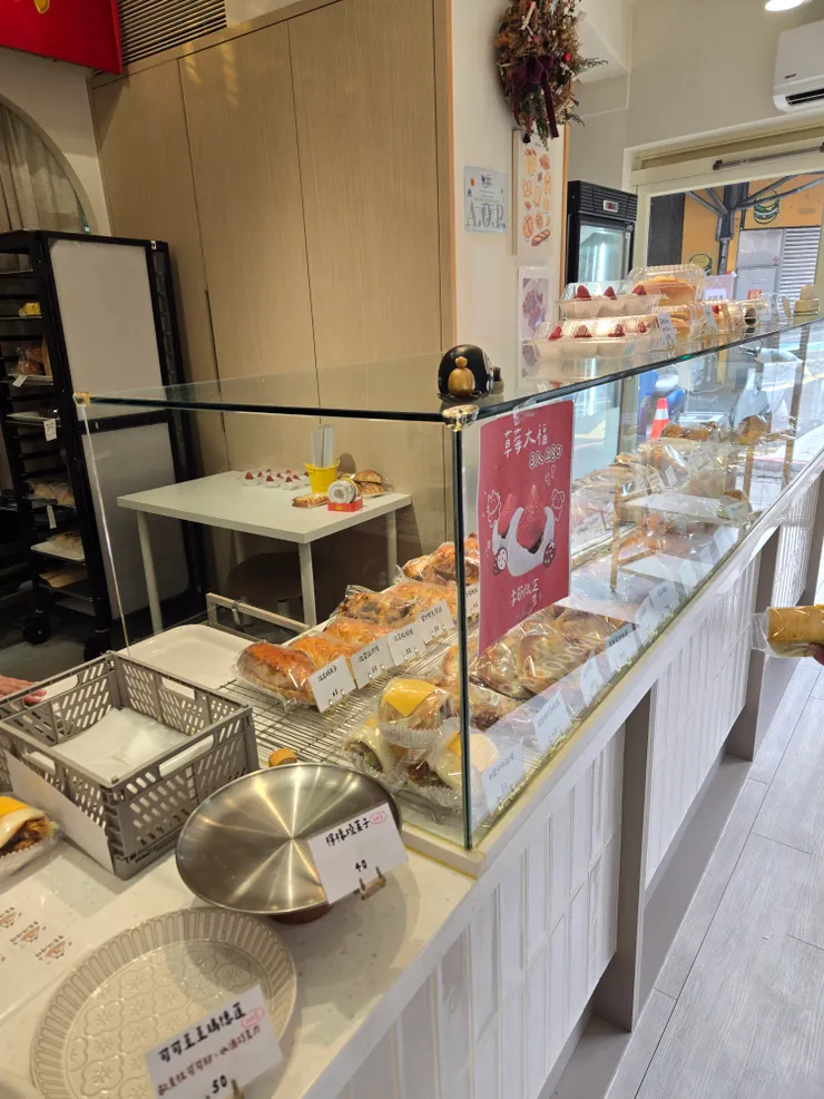 更亮眼的是櫃內的麵包超可口