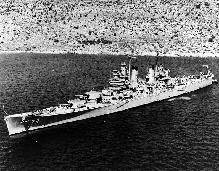 1952年5 月8日，匹茲堡號停泊在克里特島蘇達灣。