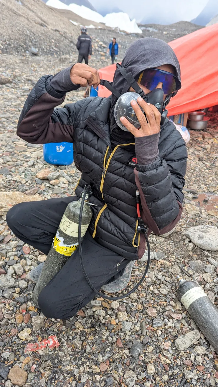 我們在協合營地時，嚮導示範氧氣罐的使用。我在pass上的體驗是非常不舒服，而且完全沒有感受到吸氧的效果。