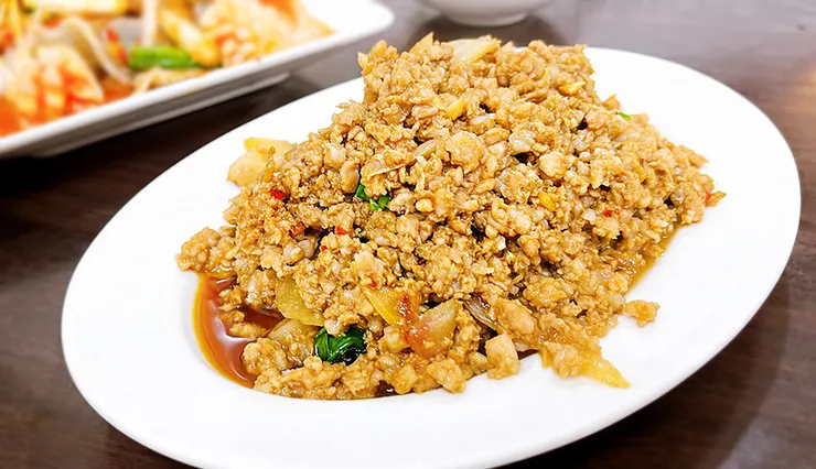 夏天小館打拋豬肉全景圖，呈現豬絞肉、辣椒與長豆爆炒後的誘人色澤。