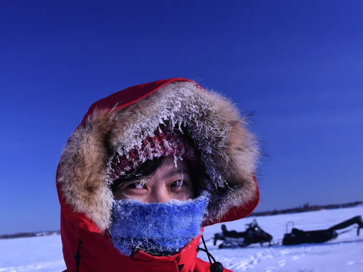 看看 Young 坐著釣魚，滿臉風霜多辛苦