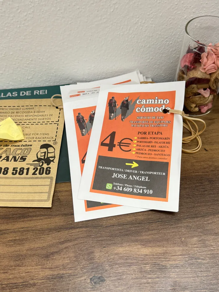 每家民宿都有類似這樣的信封袋，通常在隔天早上8:00前將4歐放進信封袋裡再放到民宿指定的位置，背包就會送到你指定的民宿哦。